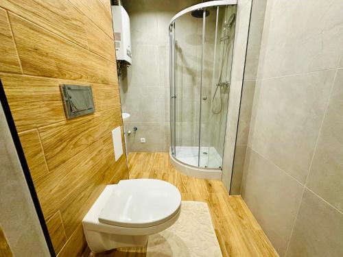 une salle de bain avec toilettes et douche dans l'établissement Apartament Bałandy - 10, à Oświęcim