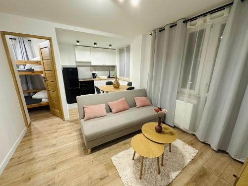 un salon avec un canapé et une table dans l'établissement Apartament Bałandy - 10, à Oświęcim