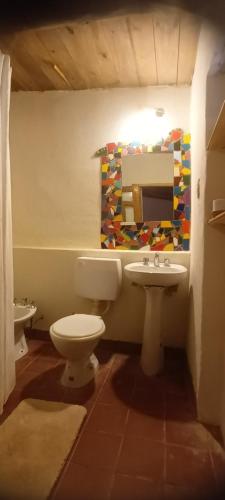 un baño con inodoro y lavabo en La Clementina, en Tilcara