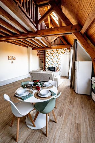 une cuisine et une salle à manger avec une table et des chaises dans l'établissement Le Cocon sous les toits, à Beauvais