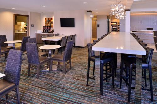 Μια τηλεόραση ή/και κέντρο ψυχαγωγίας στο Residence Inn by Marriott East Lansing