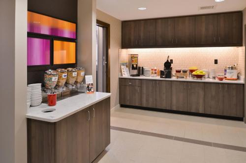 Η κουζίνα ή μικρή κουζίνα στο Residence Inn by Marriott East Lansing