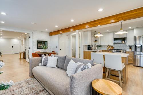 Pool and Hot Tub Access Luxury Roy Oasis!にあるキッチンまたは簡易キッチン
