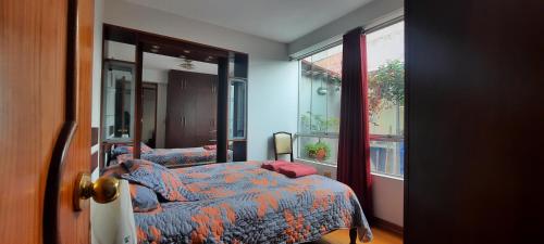 クスコにある"Departamento Entero y Céntrico para Parejas o Familia corta en CUSCO", Precio especial por mesのベッド2台と窓のある寝室