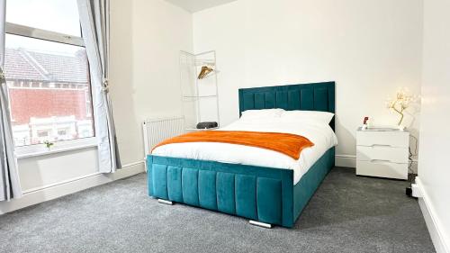 a bedroom with a large bed and a window at 6-Sleeper 3BR Garden Beach - FREE parking in Portsmouth