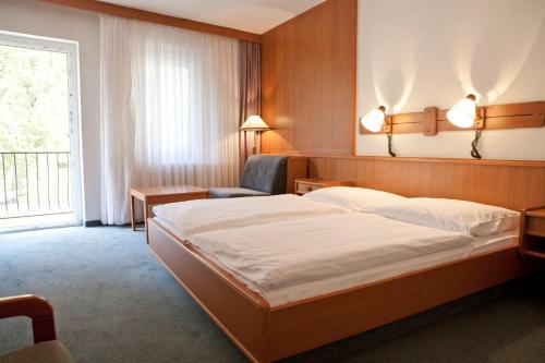 Säng eller sängar i ett rum på Hotel Ungarische Krone
