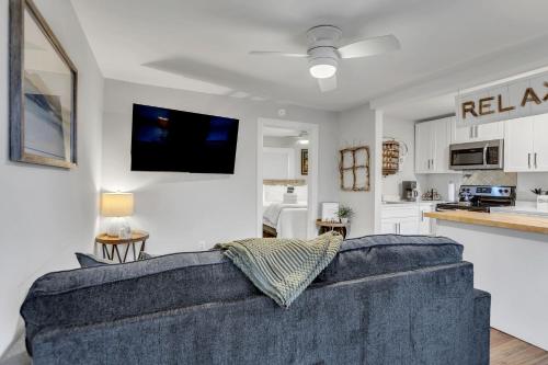 a living room with a couch and a kitchen at Pasture Bedtime in Franklin