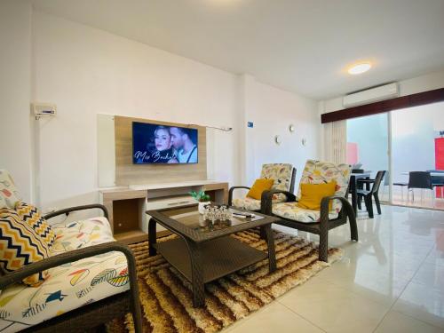 a living room with a couch and a table at Casa en Playas, con salida al MAR, Vía Data Posorja, Villamil Playas in Playas