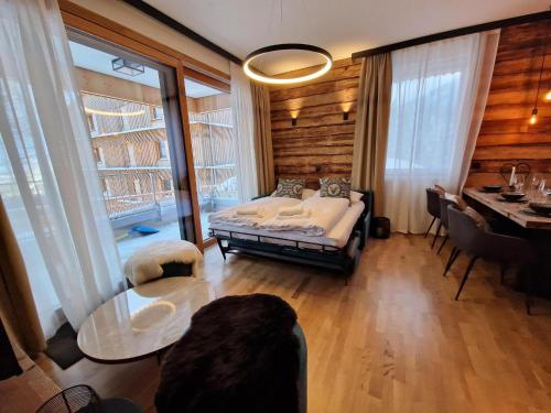 Postel nebo postele na pokoji v ubytování Zirbennest Sonnenalpe Nassfeld
