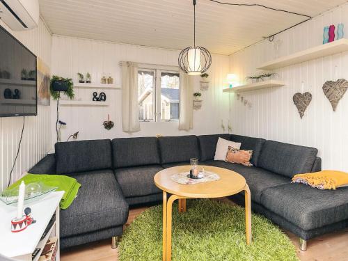 a living room with a couch and a table at Charming Family Retreat - By Traum Ferienwohnungen in Hals