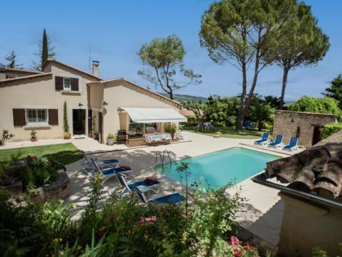 une cour arrière avec une piscine et une maison dans l'établissement Liodrey, à Céreste