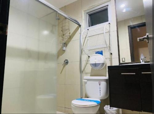un bagno con wc, doccia e lavandino di Hermosa Suite - Piscina - Gym - City Suites - 1403 a Guayaquil
