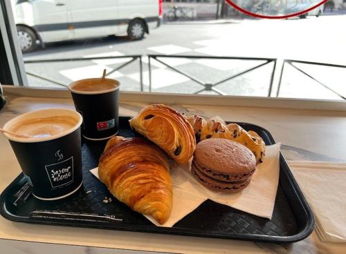 - un plateau de viennoiseries et une tasse de café sur une table dans l'établissement Cosy 2 Bedroom, Paris, Near Metro - 4 Peoples, à Levallois-Perret