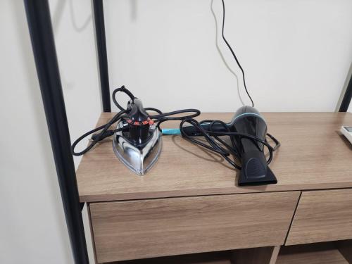 a desk with a mouse and wires on it at Apartamento 3 da Cíntia in Lençóis