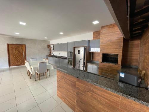 Kuchyň nebo kuchyňský kout v ubytování Casa de Luxo no Itaguá. A 5 minutos das principais Praias (Praia Grande, Tenorio, Vermelha do Centro e Toninhas)