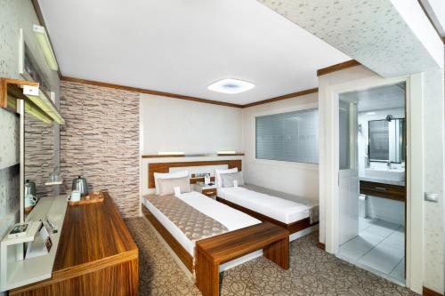 a small room with a bed and a sink at Oğlakcıoğlu Park Otel in Izmir
