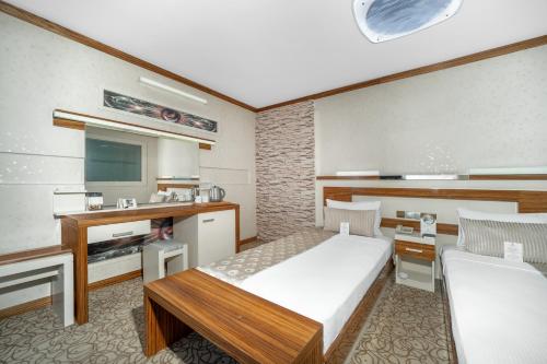 a hotel room with a bed and a tv at Oğlakcıoğlu Park Otel in Izmir