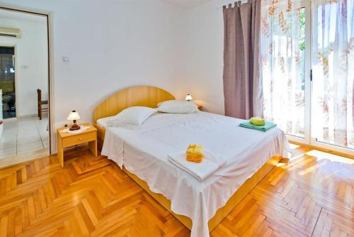 Apartments with parking space Hvar - 23674