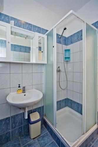 Apartments with parking space Hvar - 23674