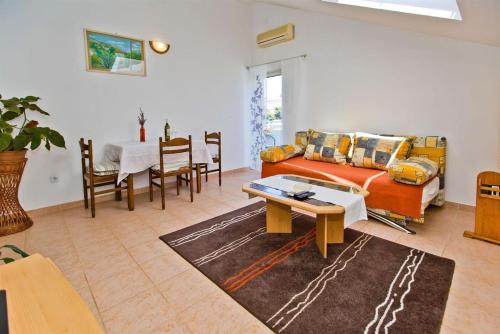 Apartments with parking space Hvar - 23674