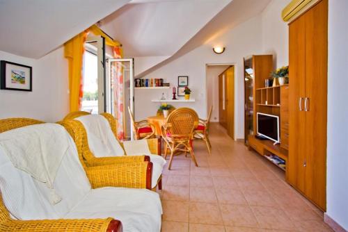 Apartments with parking space Hvar - 23674
