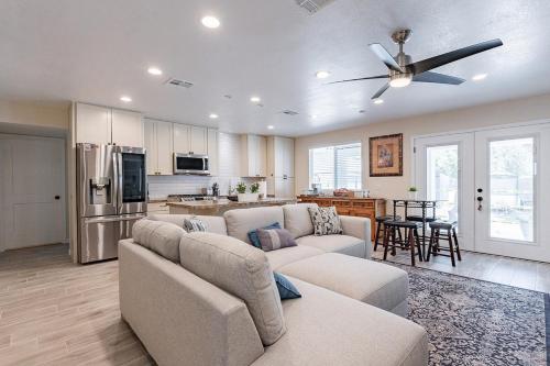 a living room with two couches and a kitchen at 4-bedroom house in Gilbert - Remodeled Retreat in Gilbert
