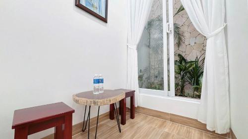a small table in a room with a window at Homestay NAD nguyên căn tại Phan Thiết in Ấp Sung Xuân