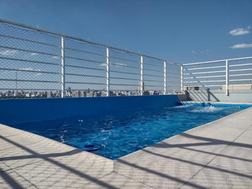 una piscina con valla y agua azul en Movistar Arena, en Buenos Aires