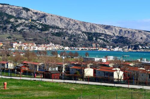 una vista di una città con case e acqua di Apartments Mare a Baška