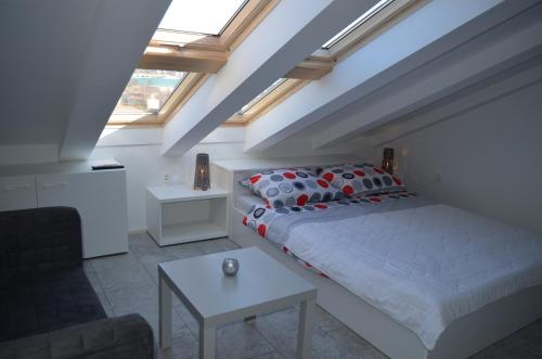 1 dormitorio con 1 cama y 1 mesa en Apartments Mare, en Baška