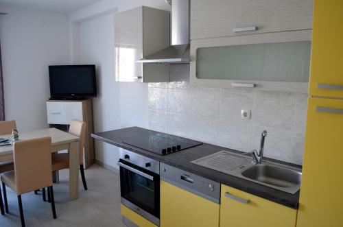Virtuve vai virtuves zona naktsmītnē Apartments Mare