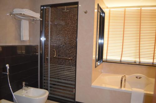 Koupelna v ubytování Eastyard Khobar Hotel - Formerly Ramada by Wyndham Khobar
