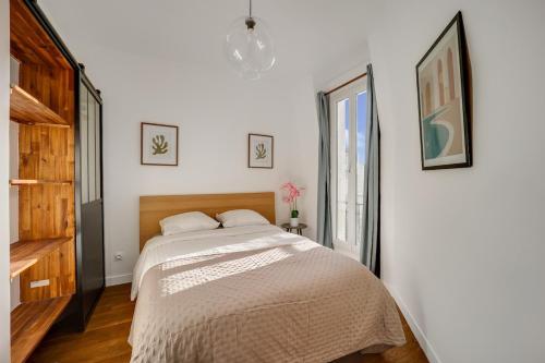 une chambre blanche avec un lit et une fenêtre dans l'établissement Appartement neuf à 20 des Champs Élysées, à Saint-Ouen