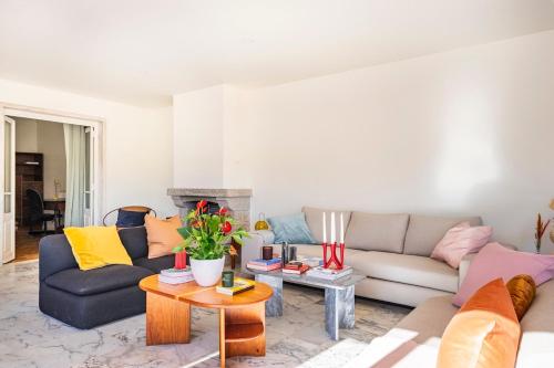 a living room with two couches and a table at Big apt 4beds with terrace, 15 mins to Lisbon in Almada