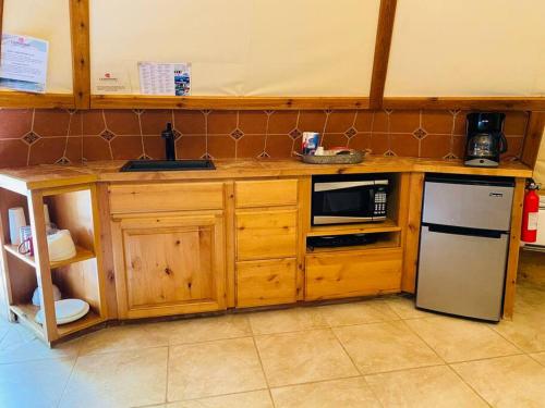 Foto dalla galleria di Waterfront Teepee 2 Red Fox a Seguin