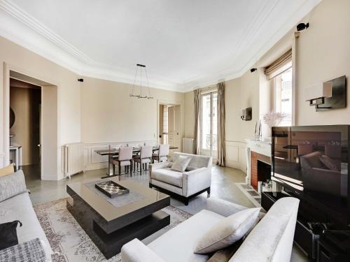 Elegant aprt- 2BDR 4P Close to the Champs Elysées