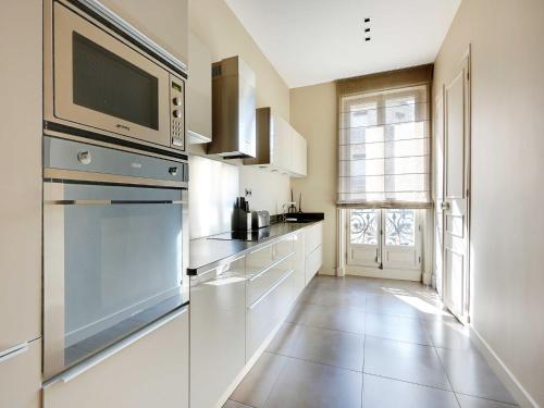 Elegant aprt- 2BDR 4P Close to the Champs Elysées