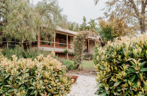 une maison avec des arbres et des buissons devant elle dans l'établissement Cole-Brook New Cottage - McLaren Vale, à McLaren Vale