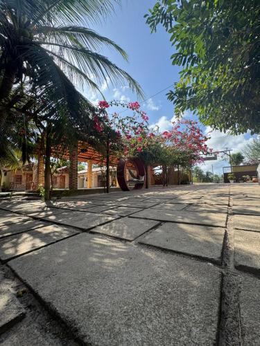 a street with a building with a bunch of flowers at Sítio Vovô Erasmo in Itarema