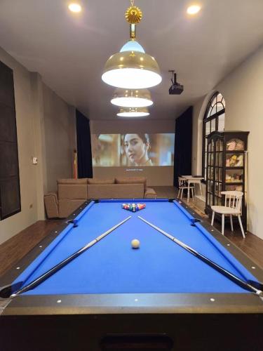 a living room with a large pool table at T1-Tuscany Private Pool Villa-บางแสน in Ban Hua Khao Sammuk