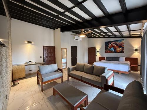 sypialnia z łóżkiem i salon z kanapą w obiekcie HOTEL TESORO BEACH w mieście San Luis La Herradura