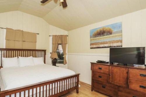 Ένα ή περισσότερα κρεβάτια σε δωμάτιο στο Treehouse 2 - Cardinal Casita