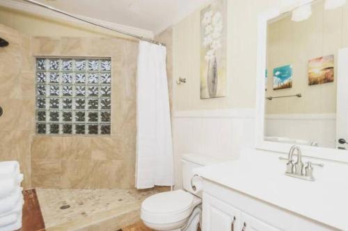 Ένα μπάνιο στο Treehouse 2 - Cardinal Casita