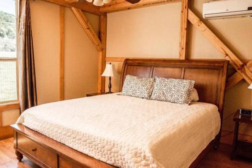 een slaapkamer met een groot bed in een kamer bij TH 4 - Whippoorwill Haus in New Braunfels
