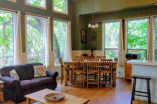 Χώρος καθιστικού στο Treehouse 6 - Birdseye Perch