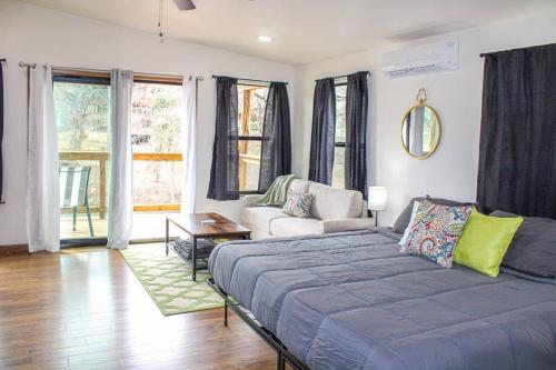 En eller flere senge i et værelse på Waterfront Sky Cabin 1