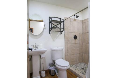 Et badeværelse på Waterfront Sky Cabin 1