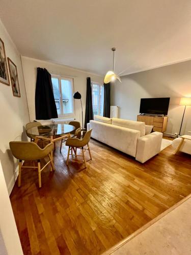 un salon avec un canapé blanc et une table dans l'établissement Berges du Léman-cœur de Thonon, à Thonon-les-Bains