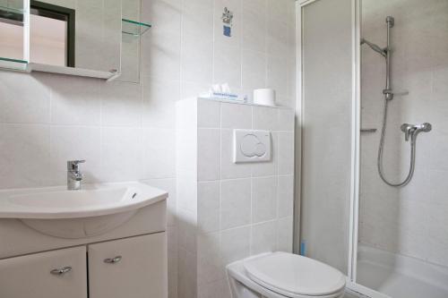 W łazience znajduje się toaleta, umywalka i prysznic. w obiekcie Hotel Ungarische Krone w mieście Bruckneudorf