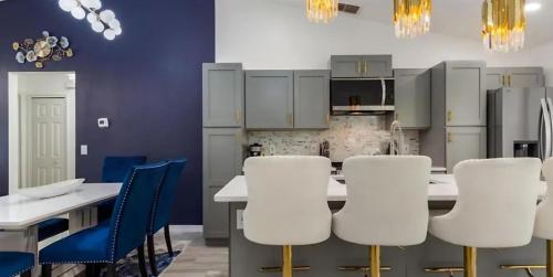 Dapur atau dapur kecil di Newly Renovated 3BR house near by Disney & Universal